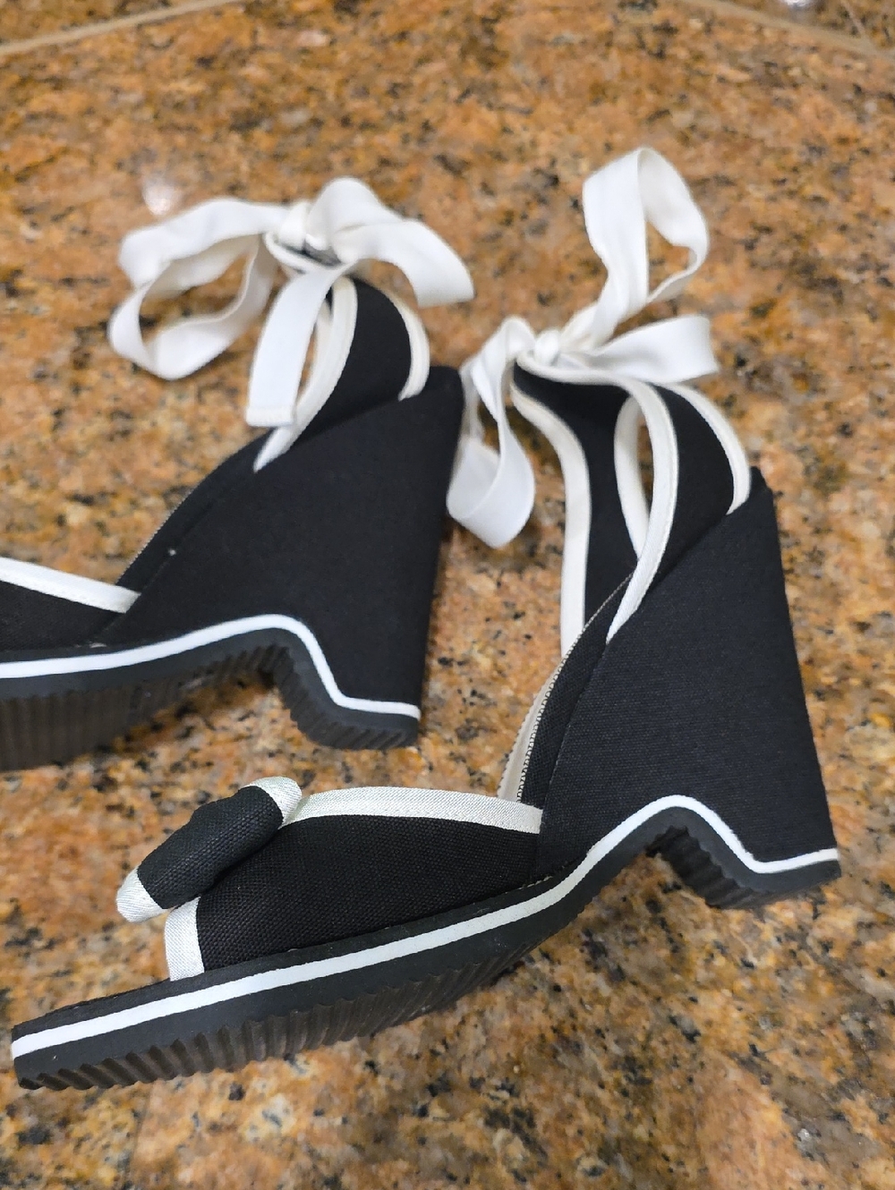 Marc Jacobs Bow Wedge Sandal - SZ 9.5 - Picture 9 of 11